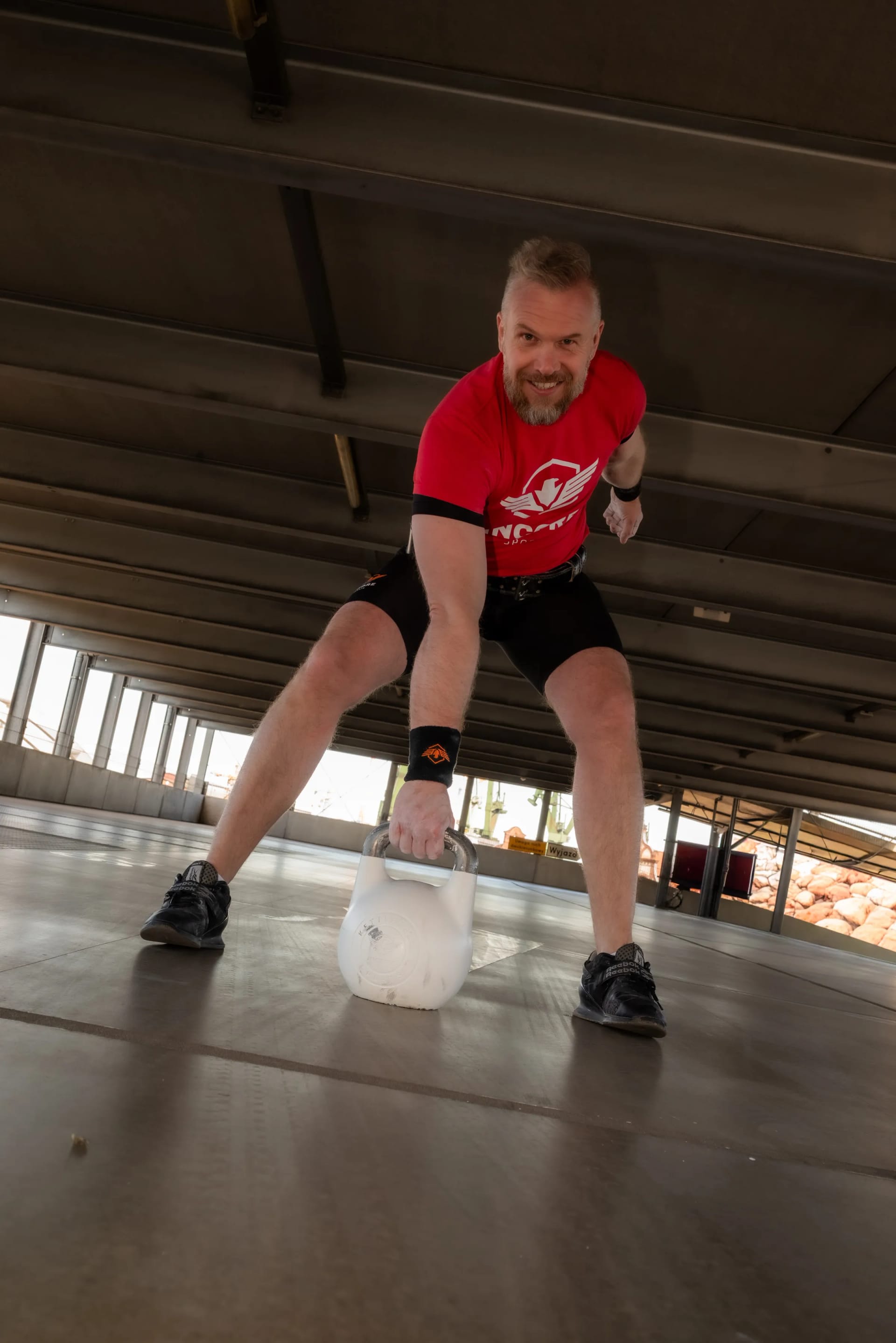 Zawodnik przygotowujący się do swingu z kettlebell hardstyle Incore Sports